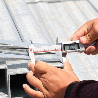 Fuente de salida Q235 Tubo de acero galvanizado cuadrado y sumergido en caliente para diámetros múltiples ± 1% Tolerancia