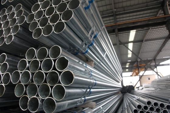 Tubo de acero galvanizado sin aleación para construcción de invernaderos Servicio de soldadura GI Tubo de zinc 80g 6/12 metros longitud estándar