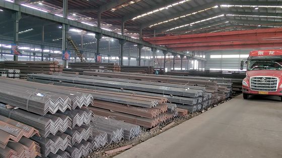 Barras de ángulo equilátero 40x5mm 6m 12m ASTM A36 Q235 GB 20x4mm de acero laminado en caliente para aplicaciones de flexión