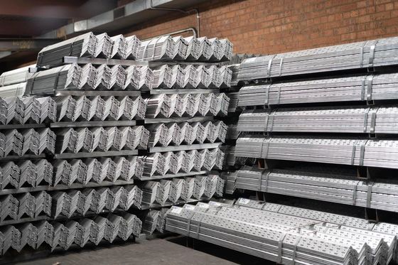 Barras de ángulo equilátero de sección de acero de varios ángulos Tamaños de vigas 40x5mm 6m 12m ASTM A36 Q235 GB 20x4mm laminado en caliente