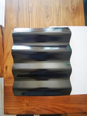 Panel de techo recubierto de color PPGI con profundidad de corrugado de 15 mm a 18 mm y tratamiento de aceite sin aceite en ASTM Z30 0,1-1,0 mm