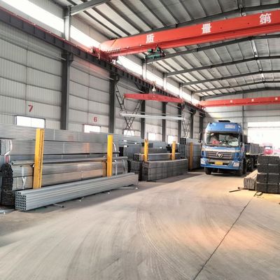 Instalaciones al aire libre Tubo de acero redondo pre-galvanizado de 4 pulgadas OD con protección de zinc de 1,0 mm y ligeramente aceitado certificado CE